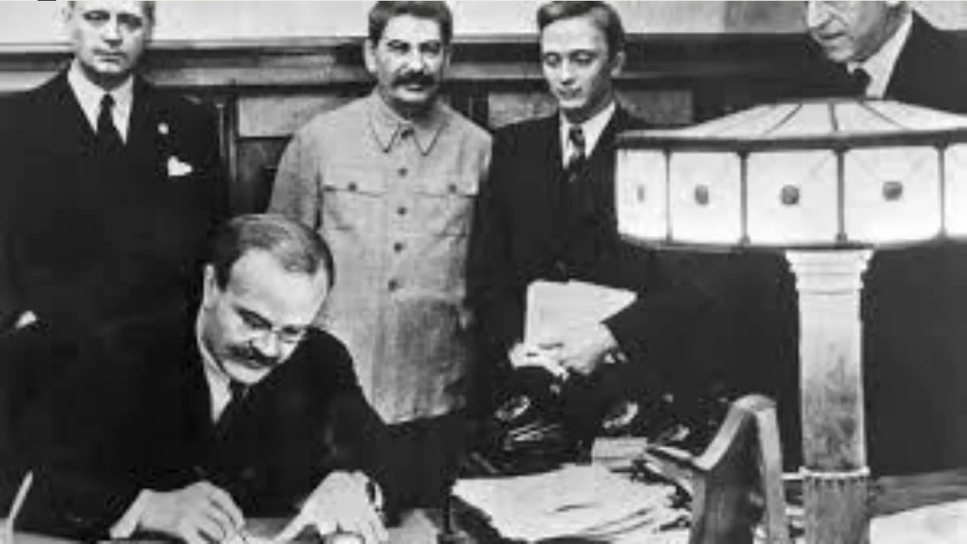 JOSEF STALIN

Präsentation von Ilinca Michels Inhalt

- Biographie
- Kindheit& Jugend
- Revolutionäre Tätigkeit
- Hitler-Stalin Pakt
- Verbr