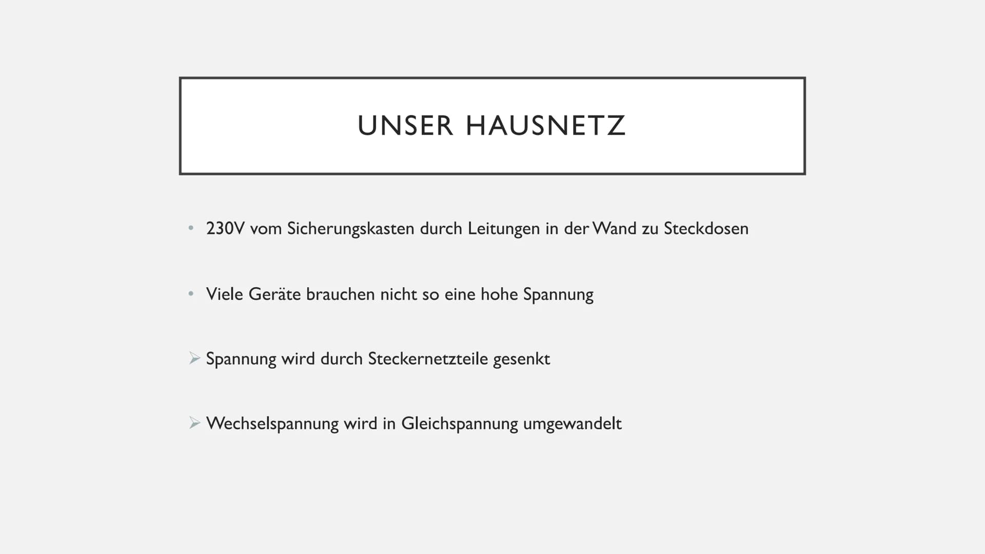 # DAS STROMNETZ

Physik Präsentation Kraftwerk
Strom gelangt ins
Stromnetz

WIE KOMMT DER STROM IN DIE
STECKDOSE?

-Übertragungsnetz
-220-38
