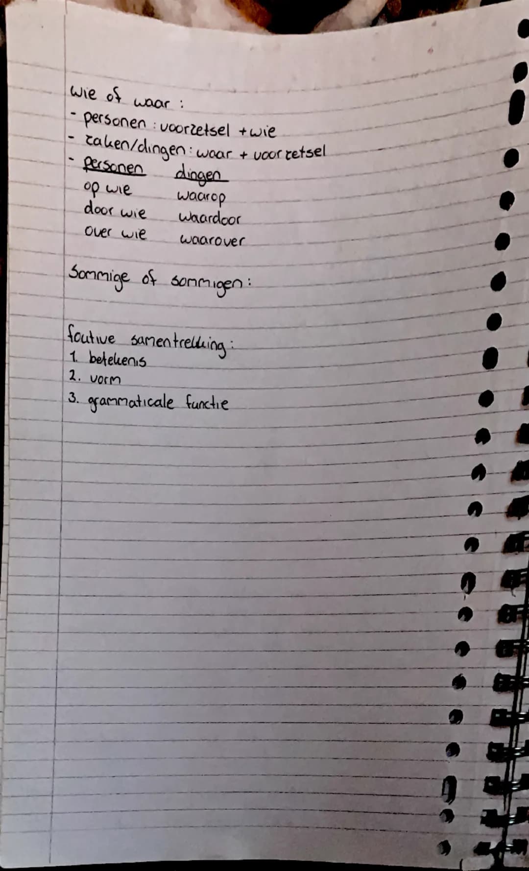 # NEDERLANDS

Verwijswooorden:
mannelijke woorden:
- de-woorden
- verwijs met hij, hem, zijn
VB: "Mijn telefoon deed het niet meer, maar gel