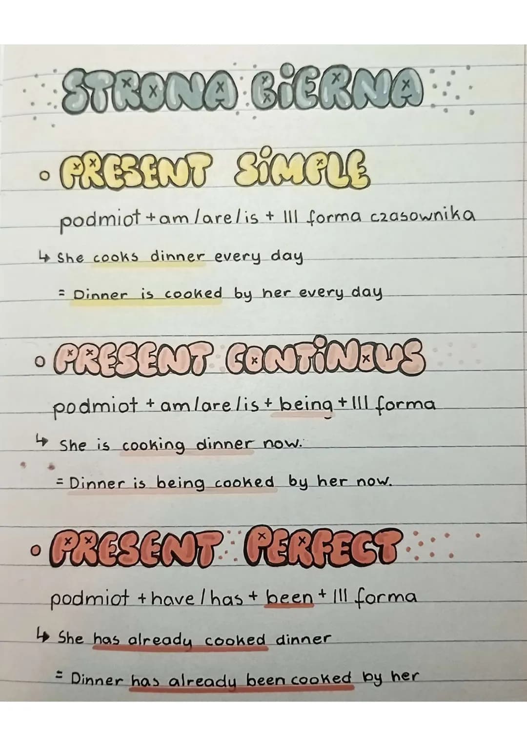 STRONA CIERNA
• PRESENT SIMPLE
podmiot iot + + am/are am/are/is + Ill forma czasownika
She cooks dinner every day
= Dinner is cooked by