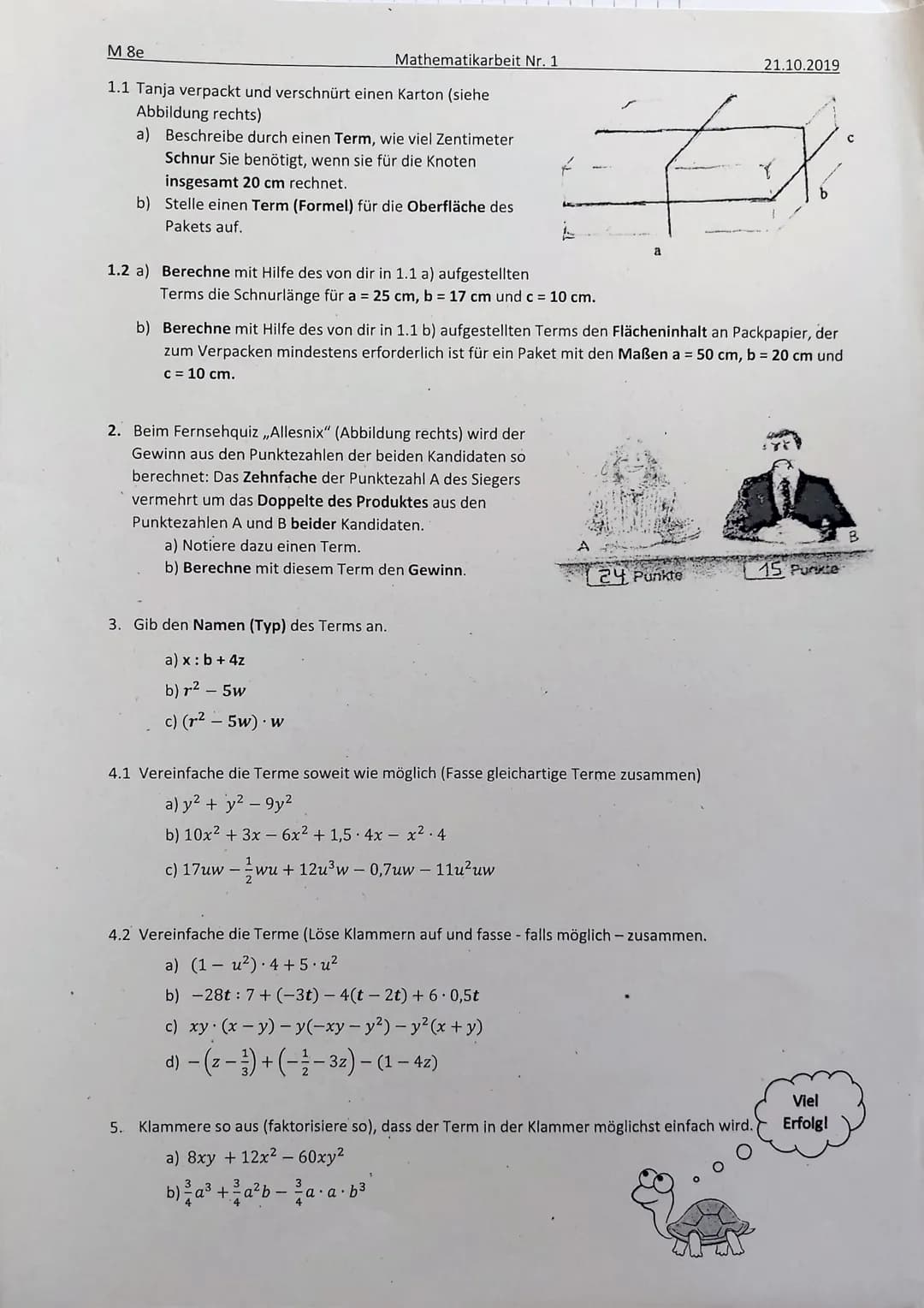 M 8e
Mathematikarbeit Nr. 1
21.10.2019
1.1 Tanja verpackt und verschnürt einen Karton (siehe
Abbildung rechts)
a) Beschreibe durch einen Te
