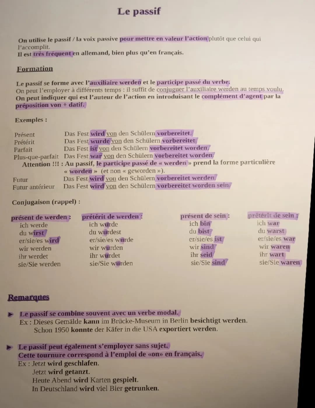 # Le passif
On utilise le passif / la voix passive pour mettre en valeur l'action plutôt que celui qui
l'accomplit.
Il est très fréquent en