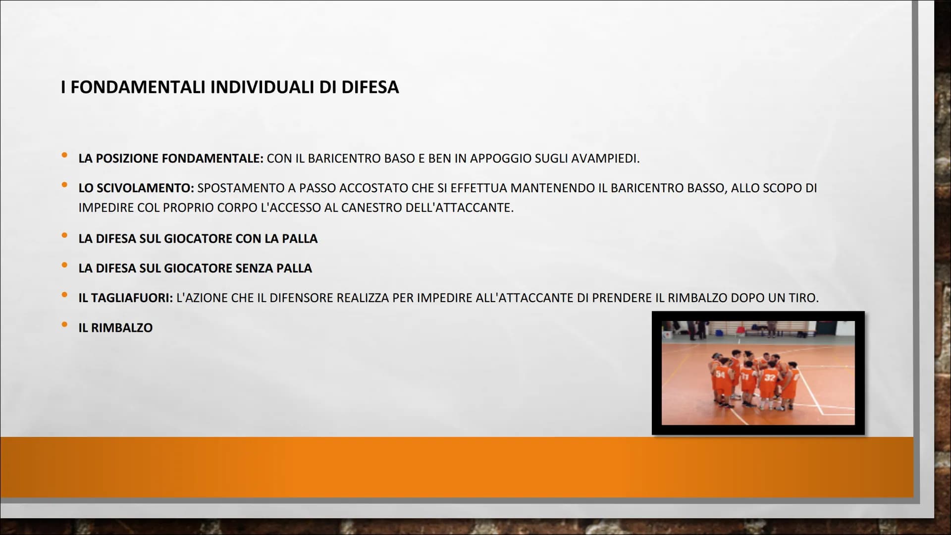 <p>Il campo da basket è diviso in due dalla linea mediana. A 5,80 metri dalla linea di fondo è posta la linea di tiro libero, che delimita
