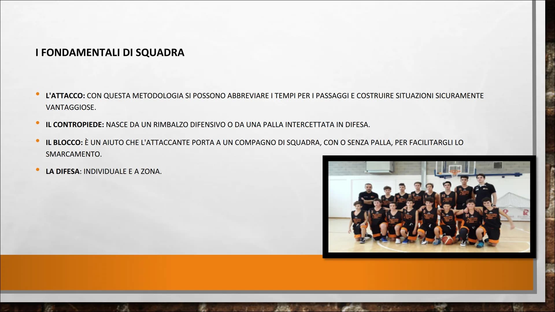 <p>Il campo da basket è diviso in due dalla linea mediana. A 5,80 metri dalla linea di fondo è posta la linea di tiro libero, che delimita