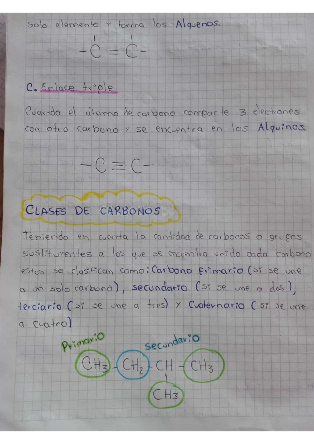 HIDROCARBUROS
Los compuestas orgánicas más sencillas se conocen con el
nombre de hidrocarburos son compuestos que contienen hi-
drógeno y c