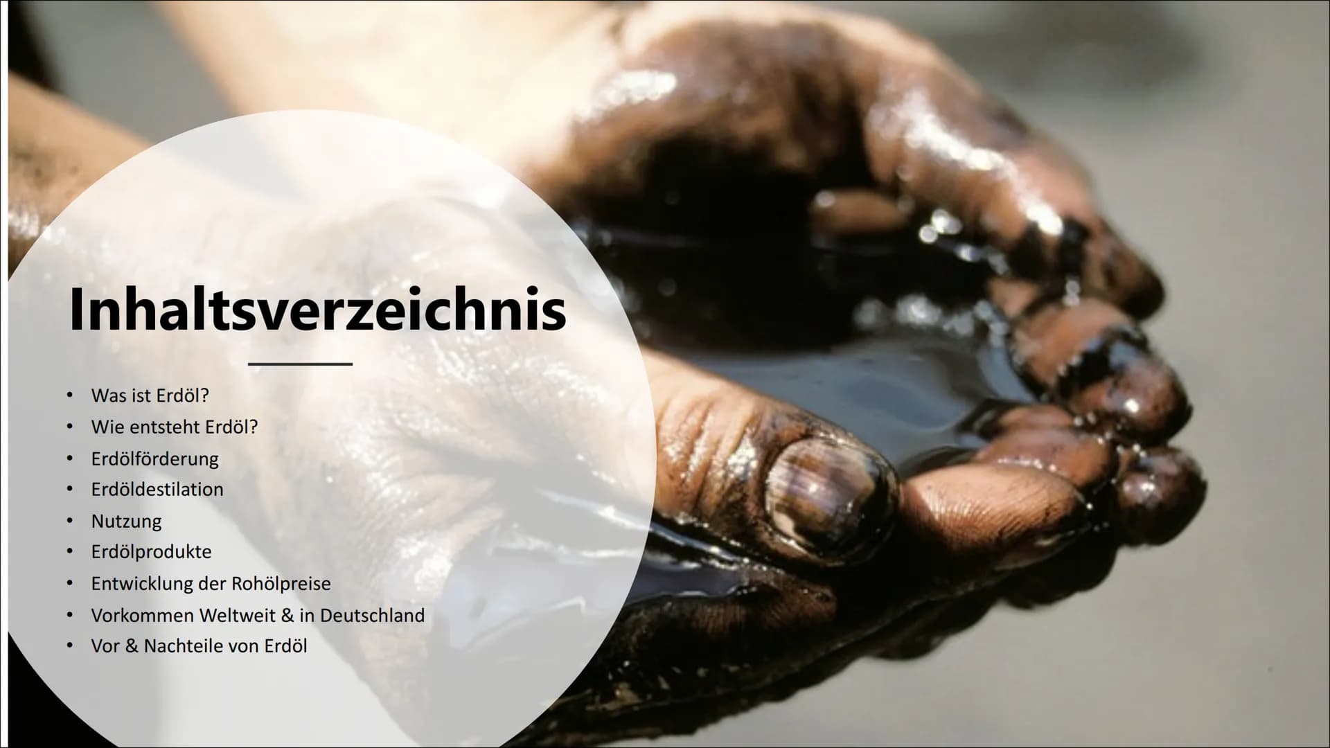 # Erdöl- fossiler Energie
# Träger
(nur begrenzt verfügbar) ## Inhaltsverzeichnis
* Was ist Erdöl?
* Wie entsteht Erdöl?
* Erdölför