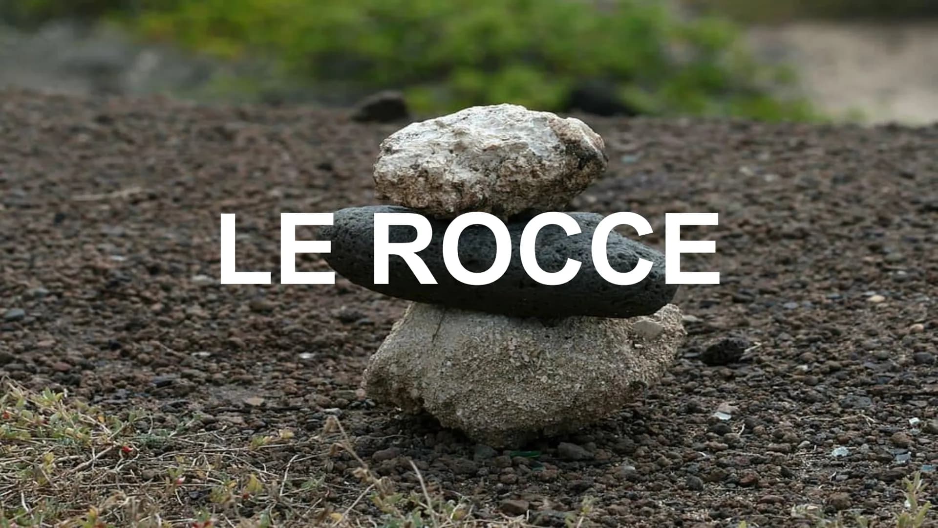 # LE ROCCE # Che cosa sono le rocce?
Una roccia è un solido naturale formato da uno o più minerali
tenuti insieme in un aggregato compatto.