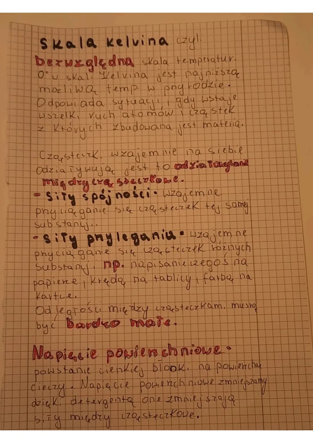 fizyka Klasa y
ciaña staigmaja określony
Kształt i Objętość. Ksy tait niektórych
ciał staïych można łatwo zmienić.
Ciała state mogą być kru