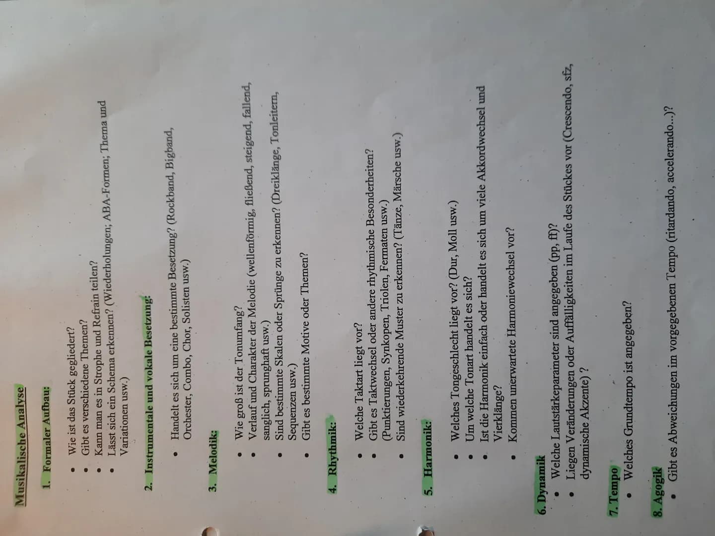 Musikalische Analyse
1. Formaler Aufbau:
* Wie ist das Stück gegliedert?
* Gibt es verschiedene Themen?
* Kann man es in Strophe und
