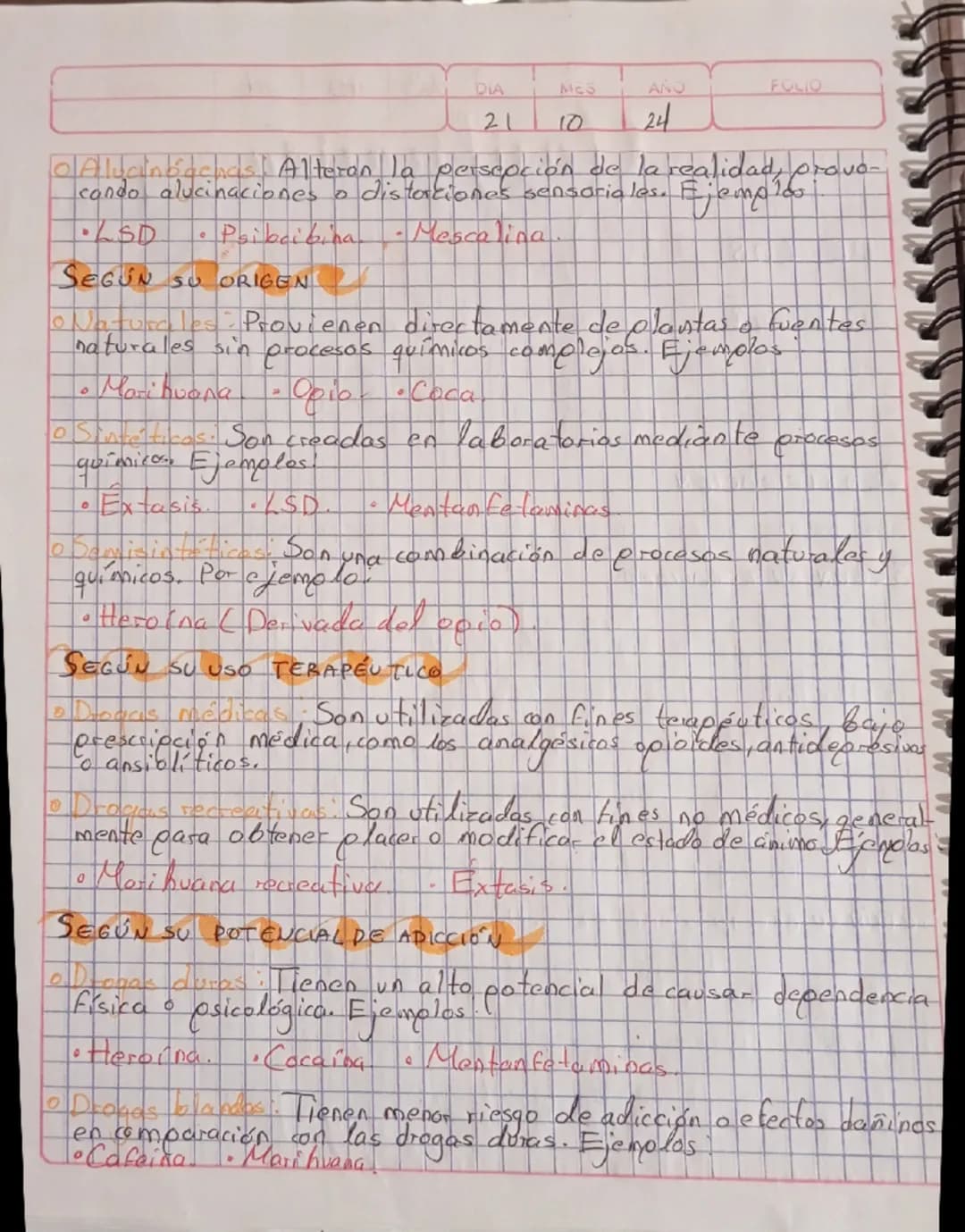 23 10 24
FOLIO
# Clasificación
## DE LAS
# Drogas
## ¿QUÉ SON?
Se conoce como drogas a los compuestos natura-
les, semi sintéticos o sintéti
