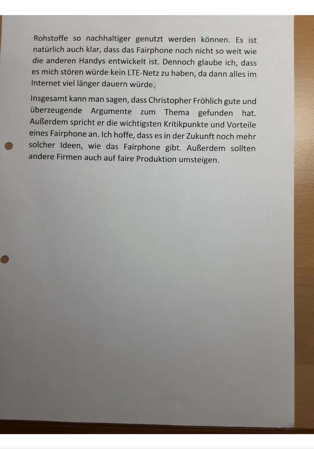 # Fairphone - Erörterung
Im dem Artikel,, Fairphone - Das Smartphone fürs gute
Gewissen" von Christopher Fröhlich geht es um die Idee und
U